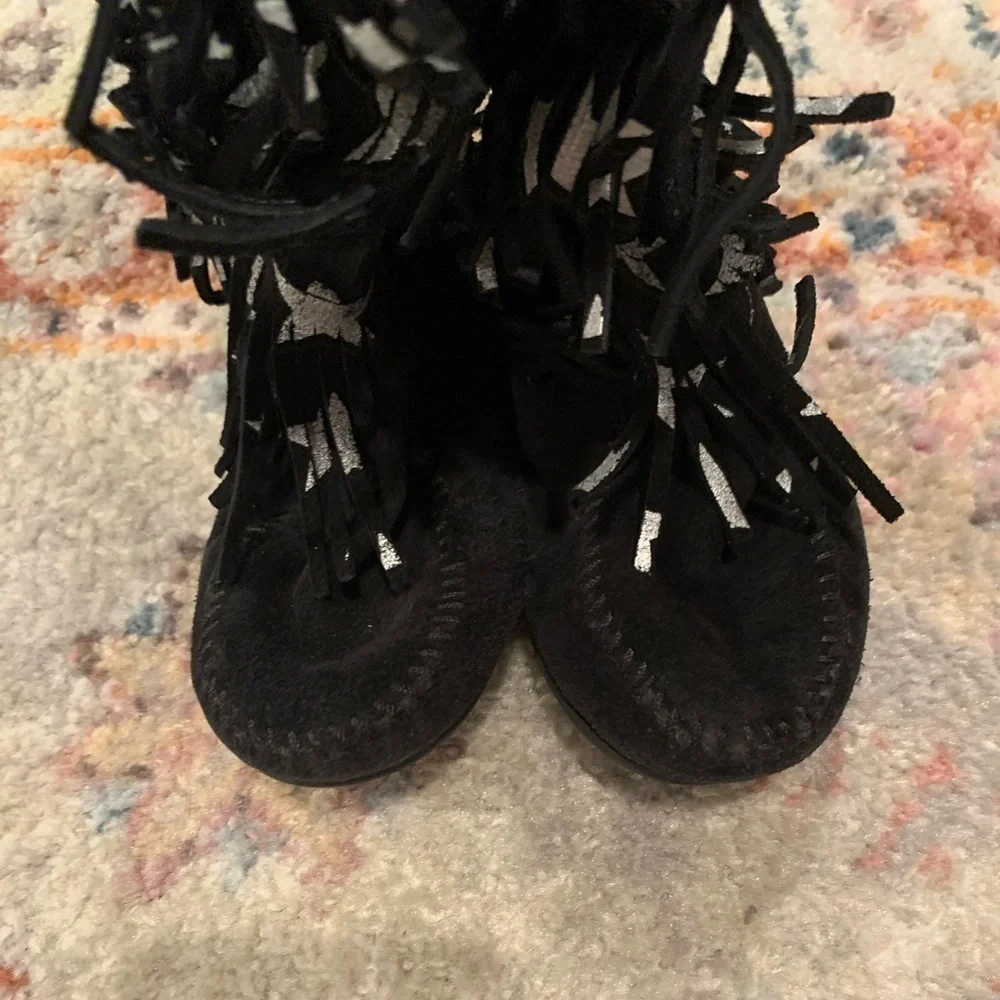 Minnetonka Black Suede Fringe Accent Moccasin Star Print Boots Girls Size 13